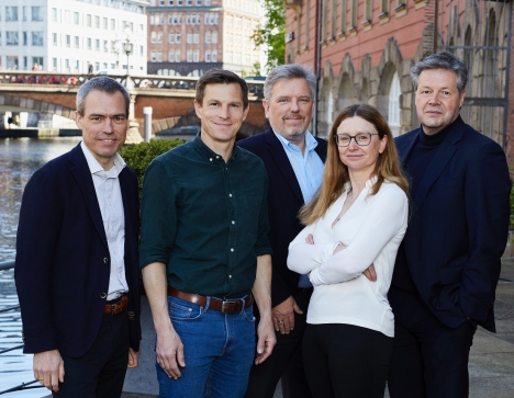 RaikeSchwertner hat neue Eigentümer erhalten - Das künftige Führungsteam von ifok: Henning Banthien, Alexander Schwertner , Frank von Zukowski, Yvette Richter und Prof. Dr. Dirk Rompf (v.l.n.r.) - Foto: Marcel Stammen